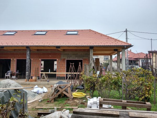 Familiehuis onder constructie in Csömör in Hongarije ontworpen door WeCare architecture